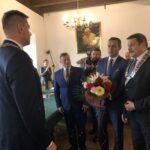 Gratulacje burmistrzowi składają od lewej: wiceprzewodniczący Rady Miasta Jerzy Żyła, wiceprzewodniczący Piotr Chojnacki i przewodniczący Wojciech Czerwiec / Grażyna Szlęzak-Wójcik / Radio Kielce