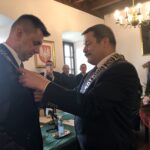 Przewodniczący Rady Miasta Wojciech Czerwiec przekazuje burmistrzowi insygnia / Grażyna Szlęzak-Wójcik / Radio Kielce