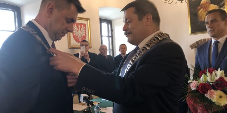 Przewodniczący Rady Miasta Wojciech Czerwiec przekazuje burmistrzowi insygnia / Grażyna Szlęzak-Wójcik / Radio Kielce