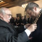 Radny senior Jacek Dybus wręcza insygnia przewodniczącemu Rady Miasta Wojciechowi Czerwcowi / Grażyna Szlęzak-Wójcik / Radio Kielce