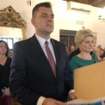 Burmistrz elekt Marcin Marzec składa ślubowanie / Grażyna Szlęzak-Wójcik / Radio Kielce