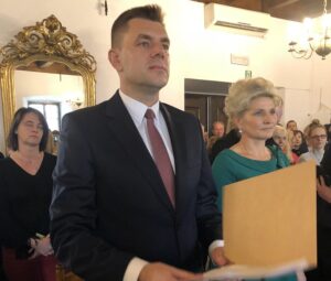 Burmistrz elekt Marcin Marzec składa ślubowanie / Grażyna Szlęzak-Wójcik / Radio Kielce