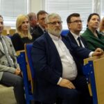 Ostrowiec. Otwarcie wystawy o polskich ormianach. Na zdjęciu (od lewej): w pierwszym rzędzie Grigor Szaginian, Jarosław Górczyński - prezydent Ostrowca. W drugim rzędzie: Artur Głąb - radny miejski PiS, Sylwia Kula z biura posła Andrzeja Kryja / Emilia Sitarska / Radio Kielce