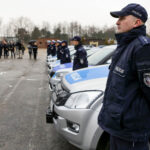 9.2.2016 Kielce. Policjanci otrzymali nowe radiowozy. Uroczystość odbyła się na terenie Wydziału Ruchu Drogowego. Komendy Miejskiej Policji przy ul. Kusocińskiego. / Wojciech Habdas / Radio Kielce