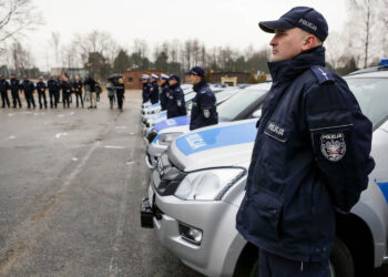 9.2.2016 Kielce. Policjanci otrzymali nowe radiowozy. Uroczystość odbyła się na terenie Wydziału Ruchu Drogowego. Komendy Miejskiej Policji przy ul. Kusocińskiego. / Wojciech Habdas / Radio Kielce