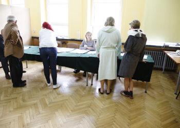 Głosowanie w zamkniętej obwodowej komisji wyborczej utworzonej w Wojewódzkim Szpitalu Zespolonym / Jarosław Kubalski / Radio Kielce