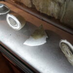 Wystawa wyrobów z krzemienia pasiastego w Podziemnej Trasie Turystycznej / Emilia Sitarska / Radio Kielce