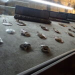 Wystawa wyrobów z krzemienia pasiastego w Podziemnej Trasie Turystycznej / Emilia Sitarska / Radio Kielce