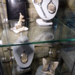 Wystawa wyrobów z krzemienia pasiastego w Podziemnej Trasie Turystycznej / Emilia Sitarska / Radio Kielce