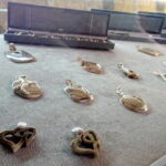 Wystawa wyrobów z krzemienia pasiastego w Podziemnej Trasie Turystycznej / Emilia Sitarska / Radio Kielce