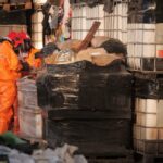 Zabezpieczenie toksycznych substancji, które wyciekły z pojemników w magazynie w Stąporkowie / Mariusz Czapelski / PSP Końskie