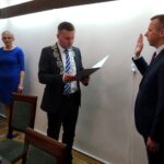 Zaprzysiężenie nowej Rady Miasta i burmistrza w Opatowie. Na zdjęciu (od lewej): radni Krzysztof Kawalec i Beata Wrzołek, przewodniczący Rady Marcin Słapek oraz burmistrz Opatowa Grzegorz Gajewski / Emilia Sitarska / Radio Kielce