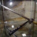 Zbiór bagnetów z czasów I wojny światowej w opatowskich podziemiach / Emilia Sitarska / Radio Kielce