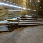 Zbiór bagnetów z czasów I wojny światowej w opatowskich podziemiach / Emilia Sitarska / Radio Kielce
