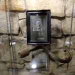 Zbiór bagnetów z czasów I wojny światowej w opatowskich podziemiach / Emilia Sitarska / Radio Kielce