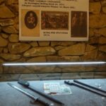 Zbiór bagnetów z czasów I wojny światowej w opatowskich podziemiach / Emilia Sitarska / Radio Kielce