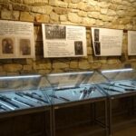 Zbiór bagnetów z czasów I wojny światowej w opatowskich podziemiach / Emilia Sitarska / Radio Kielce