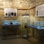 Zbiór bagnetów z czasów I wojny światowej w opatowskich podziemiach / Emilia Sitarska / Radio Kielce