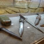 Zbiór bagnetów z czasów I wojny światowej w opatowskich podziemiach / Emilia Sitarska / Radio Kielce