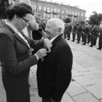 15.08.2018 Kielce. Święto Wojska Polskiego. Henryk Dłużewski, żołnierz AK z rąk wojewody Agaty Wojtyszek otrzymał Krzyż Oficerski Orderu Odrodzenia Polski / Radio Kielce