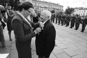 15.08.2018 Kielce. Święto Wojska Polskiego. Henryk Dłużewski, żołnierz AK z rąk wojewody Agaty Wojtyszek otrzymał Krzyż Oficerski Orderu Odrodzenia Polski / Radio Kielce