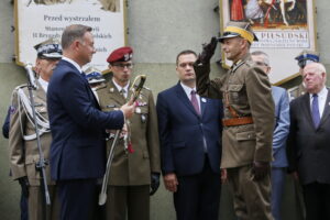 Uroczysty apel na ul. Oleandry. Na zdjęciu: Andrzej Duda - prezydent Rzeczypospolitej Polskiej i Dionizy Krawczyński - komendant Marszu Szlakiem Pierwszej Kompanii Kadrowej / Marzena Mąkosa / Radio Kielce