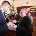 Spotkanie opłatkowe biskupa sandomierskiego Krzysztofa Nitkiewicza z samorządowcami, politykami, przedstawicielami miejscowych instytucji kultury i przedsiębiorcami. Od lewej: Marcin Marzec, burmistrz Sandomierza i biskup sandomierski Krzysztof Nitkiewicz / Grażyna Szlęzak-Wójcik / Radio Kielce