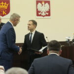 Uroczysta pierwsza sesja Rady Miasta Kielce. Na zdjęciu (od lewej): Bogdan Wenta, prezydent Kielc i Piotr Zięba, przewodniczący Miejskiej Komisji Wyborczej / Marzena Mąkosa / Radio Kielce