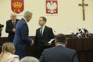 Uroczysta pierwsza sesja Rady Miasta Kielce. Na zdjęciu (od lewej): Bogdan Wenta, prezydent Kielc i Piotr Zięba, przewodniczący Miejskiej Komisji Wyborczej / Marzena Mąkosa / Radio Kielce