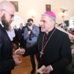 Spotkanie opłatkowe biskupa sandomierskiego Krzysztofa Nitkiewicza z samorządowcami, politykami, przedstawicielami miejscowych instytucji kultury i przedsiębiorcami. Od lewej: Dominik Płaza, dyrektor Muzeum Okręgowego i biskup sandomierski Krzysztof Nitkiewicz / Grażyna Szlęzak-Wójcik / Radio Kielce