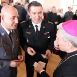 Spotkanie opłatkowe biskupa sandomierskiego Krzysztofa Nitkiewicza z samorządowcami, politykami, przedstawicielami miejscowych instytucji kultury i przedsiębiorcami. Komendant powiatowy policji w Sandomierzu Dariusz Chmielowiec, komendant  powiatowy straży pożarnej Piotr Krytusa oraz biskup sandomierski Krzysztof Nitkiewicz / Grażyna Szlęzak-Wójcik / Radio Kielce