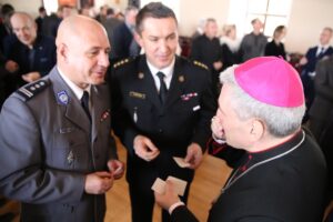 Spotkanie opłatkowe biskupa sandomierskiego Krzysztofa Nitkiewicza z samorządowcami, politykami, przedstawicielami miejscowych instytucji kultury i przedsiębiorcami. Komendant powiatowy policji w Sandomierzu Dariusz Chmielowiec, komendant powiatowy straży pożarnej Piotr Krytusa oraz biskup sandomierski Krzysztof Nitkiewicz / Grażyna Szlęzak-Wójcik / Radio Kielce