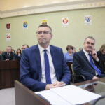Uroczysta pierwsza sesja Rady Miasta Kielce. Na zdjęciu (od lewej): Bodgan Wenta - prezydent Kielc, Wojciech Lubawski - ustępujący prezydent Kielc, Czesław Gruszewski - zastępca prezydenta Kielc / Marzena Mąkosa / Radio Kielce