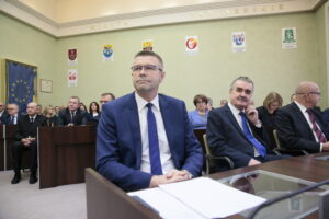 Uroczysta pierwsza sesja Rady Miasta Kielce. Na zdjęciu (od lewej): Bodgan Wenta - prezydent Kielc, Wojciech Lubawski - ustępujący prezydent Kielc, Czesław Gruszewski - zastępca prezydenta Kielc / Marzena Mąkosa / Radio Kielce