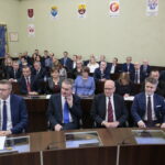 Uroczysta, pierwsza sesja kieleckiej Rady Miasta kadencji 2018-2023. Na zdjęciu (od lewej): Bodgan Wenta - prezydent Kielc, Wojciech Lubawski - ustępujący prezydent Kielc, Czesław Gruszewski - zastępca prezydenta Kielc, Krzysztof Słoń - senator PiS / Marzena Mąkosa / Radio Kielce