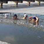 Kąpiel Morsów w zalewie w Radzanowie / Marta Gajda / Radio Kielce