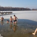 Kąpiel Morsów w zalewie w Radzanowie / Marta Gajda / Radio Kielce