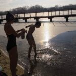 Kąpiel Morsów w zalewie w Radzanowie / Marta Gajda / Radio Kielce