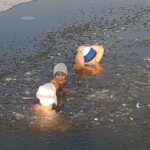 Kąpiel Morsów w zalewie w Radzanowie / Marta Gajda / Radio Kielce