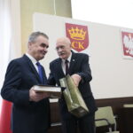 Uroczysta, pierwsza sesja kieleckiej Rady Miasta kadencji 2018-2023. Podziękowania dla Wojciecha Lubawskiego w imieniu radnych złożył Marian Kubik. / Marzena Mąkosa / Radio Kielce