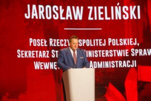 Gala konkursu Orlen dla Straży Pożarnej w Targach Kielce. Na zdjęciu: wiceminister MSWiA Jarosław Zieliński / Marzena Mąkosa / Radio Kielce