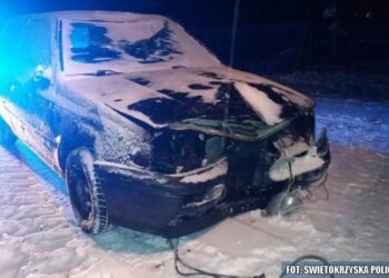 Chlewice. Policja zatrzymała dwóch pijanych mężczyzn, którzy holowali auto osobowe / świętokrzyska policja