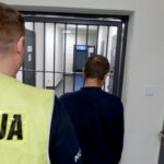 Nożownik usłyszał zarzuty spowodowania ciężkiego uszczerbku na zdrowiu, do których się przyznał. Mężczyzna trafił do aresztu na 3 miesiące / KPP w Skarżysku-Kamiennej