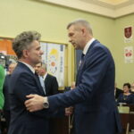 Uroczysta, pierwsza sesja kieleckiej Rady Miasta kadencji 2018-2023. Na zdjęciu (od lewej): Krzysztof Słoń - senator PiS i Bodgan Wenta - prezydent Kielc / Marzena Mąkosa / Radio Kielce