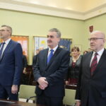 Uroczysta, pierwsza sesja kieleckiej Rady Miasta kadencji 2018-2023. Na zdjęciu (od lewej): Bodgan Wenta - prezydent Kielc, Wojciech Lubawski - ustępujący prezydent Kielc, Czesław Gruszewski - zastępca prezydenta Kielc / Marzena Mąkosa / Radio Kielce