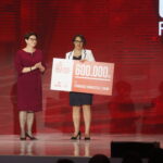 Gala konkursu Orlen dla Straży Pożarnej w Targach Kielce. Voucher odbiera Magdalena Pawlak - Fundacja "Dorastaj z nami" / Marzena Mąkosa / Radio Kielce