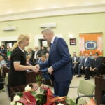 Uroczysta, pierwsza sesja kieleckiej Rady Miasta kadencji 2018-2023. Gratulacje składane prezydentowi Kielc, Bogdanowi Wencie. / Marzena Mąkosa / Radio Kielce