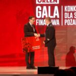 Gala konkursu Orlen dla Straży Pożarnej w Targach Kielce. Czek wręcza Daniel Obajtek / Marzena Mąkosa / Radio Kielce