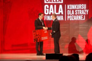 Gala konkursu Orlen dla Straży Pożarnej w Targach Kielce. Czek wręcza Daniel Obajtek / Marzena Mąkosa / Radio Kielce