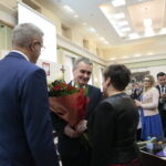 Uroczysta, pierwsza sesja kieleckiej Rady Miasta kadencji 2018-2023. Na zdjęciu (od lewej): Bodgan Wenta - prezydent Kielc, Wojciech Lubawski - ustępujący prezydent Kielc, Danuta Papaj ze Stowarzyszenia Projekt Świętokrzyskie / Marzena Mąkosa / Radio Kielce